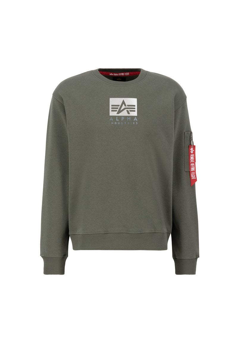 Olivgrüner Sweatshirt aus Baumwollmischung. Mit einem weißen Logo auf der Brust und einer Reißverschlusstasche am Ärmel mit einem roten Etikett. Mit gerippten Bündchen und Saum.