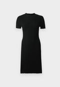 Schwarzes, geripptes Kleid mit kurzen Ärmeln, rundem Ausschnitt, figurnaher Silhouette und knielanger Länge. Hergestellt aus strukturiertem Stoff mit vertikalen Linien.