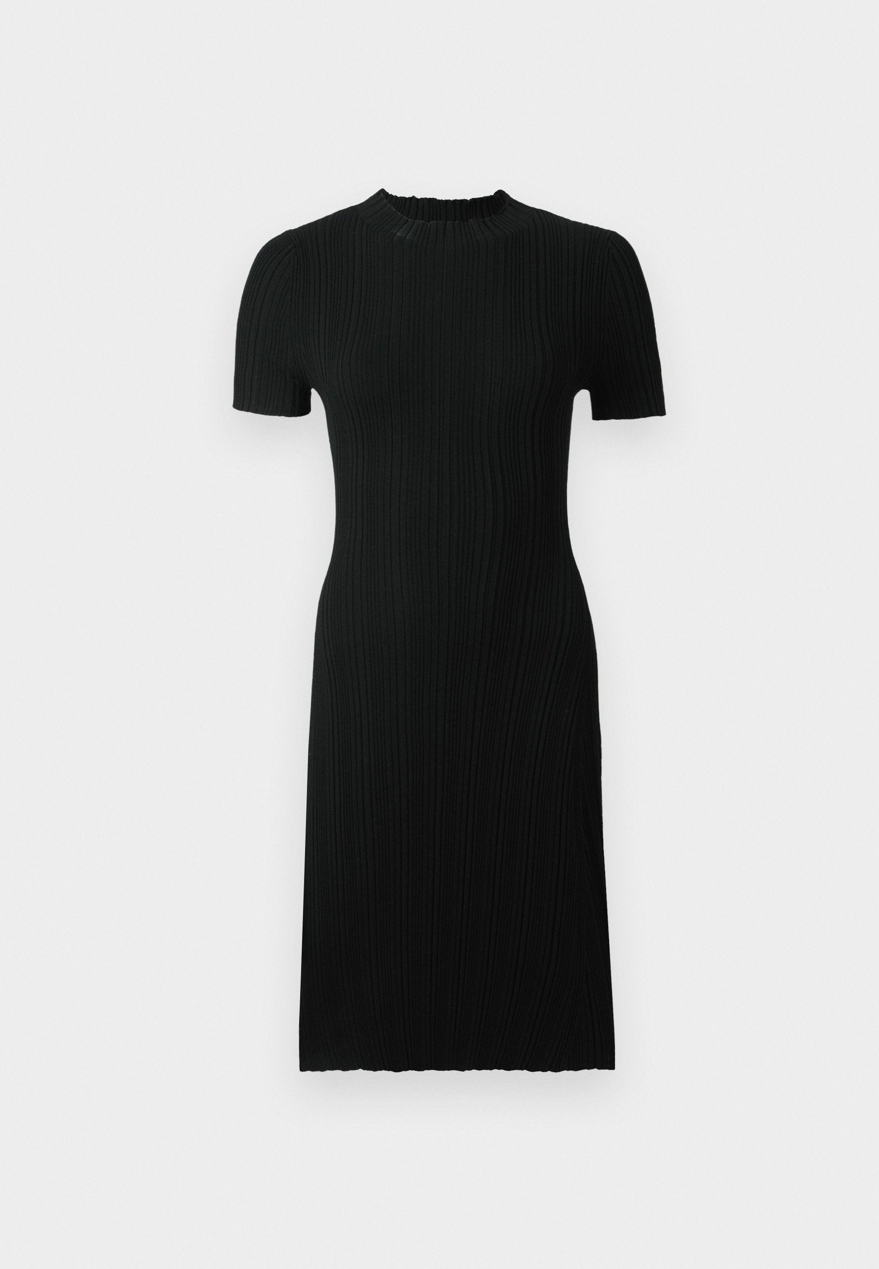 Schwarzes, geripptes Kleid mit kurzen Ärmeln, rundem Ausschnitt, figurnaher Silhouette und knielanger Länge. Hergestellt aus strukturiertem Stoff mit vertikalen Linien.