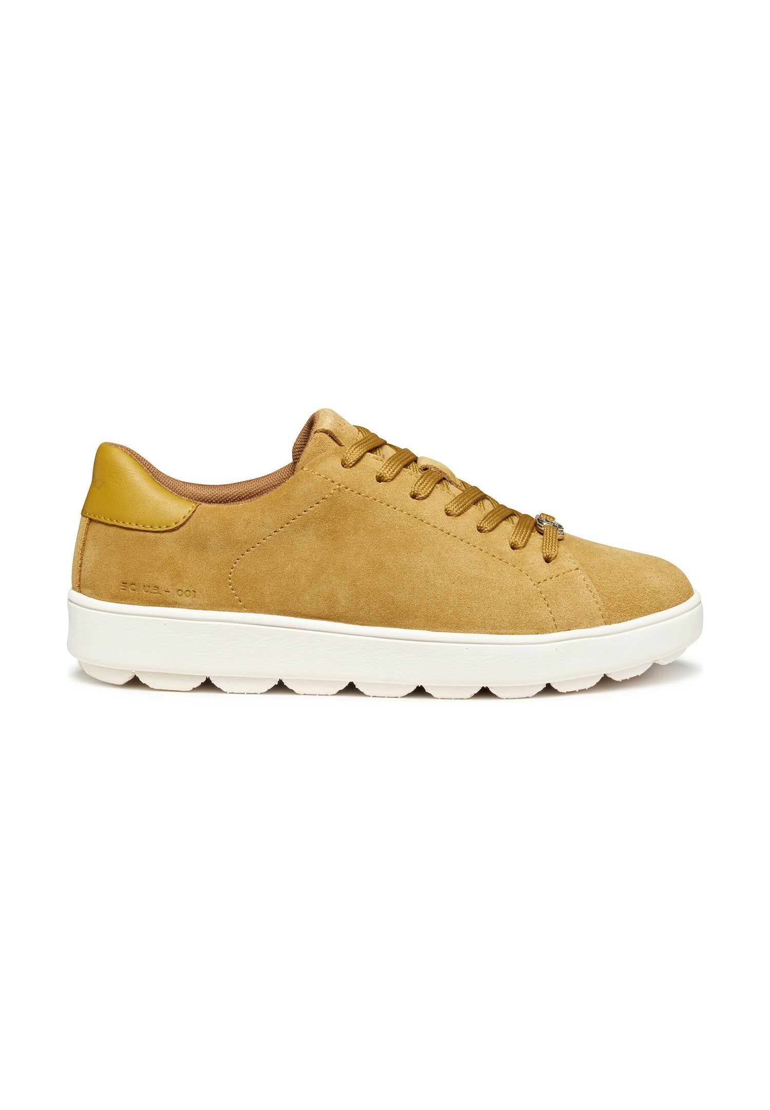 Tan-Suede-Sneaker mit einem glatten gelben Lederakzent an der Ferse, runden Schnürsenkeln und einer weißen gepolsterten Sohle mit segmentiertem Design.