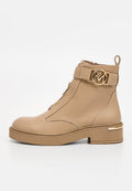 Beige Leder-Ankle-Boot mit seitlichem Reißverschluss, goldener geschnallter Riemen mit "M"-Logo, niedrigem Absatz und Zuglasche hinten.