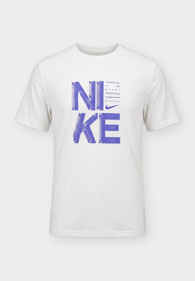 Weißes T-Shirt mit kurzen Ärmeln, großem blauen "NIKE"-Schriftzug und kleinem Nike-Swoosh, mit dem Satz „Entwickelt nach genauen Spezifikationen.“