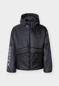 Schwarze Steppjacke mit Kapuze, Frontreißverschluss, "HUGO"-Logo auf der Brust und "PERTEX"-Schriftzug am linken Ärmel, vor weißem Hintergrund präsentiert.
