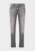 Graue Jeans aus Denim mit gerade geschnittenem Bein, mit verwaschenem Look, fünf Taschen und einem Verschluss mit Metallknopf. Sichtbare Kontrastnähte.