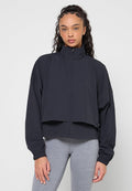 Schwarze, verkürzte Jacke mit hohem Kragen, Reißverschluss und übergroßen Ärmeln. Glatter Stoff mit elastischen Bündchen und minimalistisches Design.