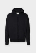 Schwarze Zip-Hoodie mit Kapuze zum Ziehen, langen Ärmeln, vorderen Taschen und gerippten Bündchen. Hergestellt aus weichem, strukturiertem Stoff.