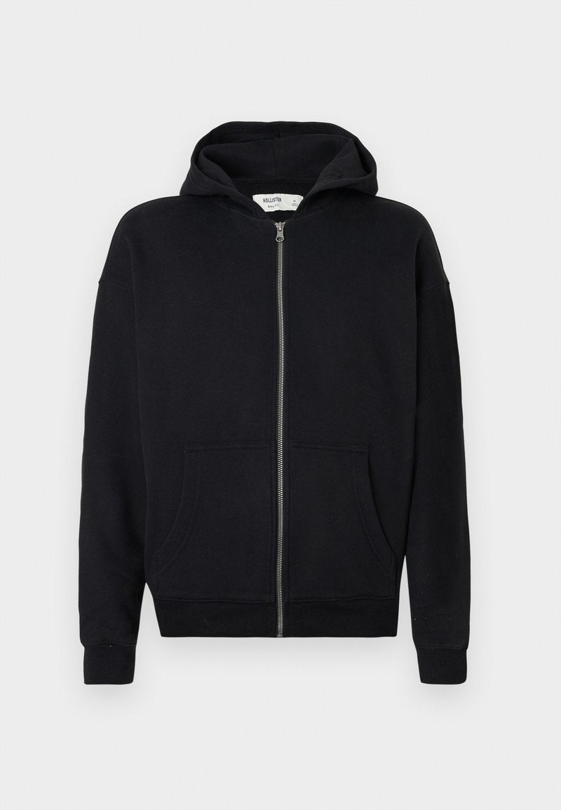 Schwarze Zip-Hoodie mit Kapuze zum Ziehen, langen Ärmeln, vorderen Taschen und gerippten Bündchen. Hergestellt aus weichem, strukturiertem Stoff.