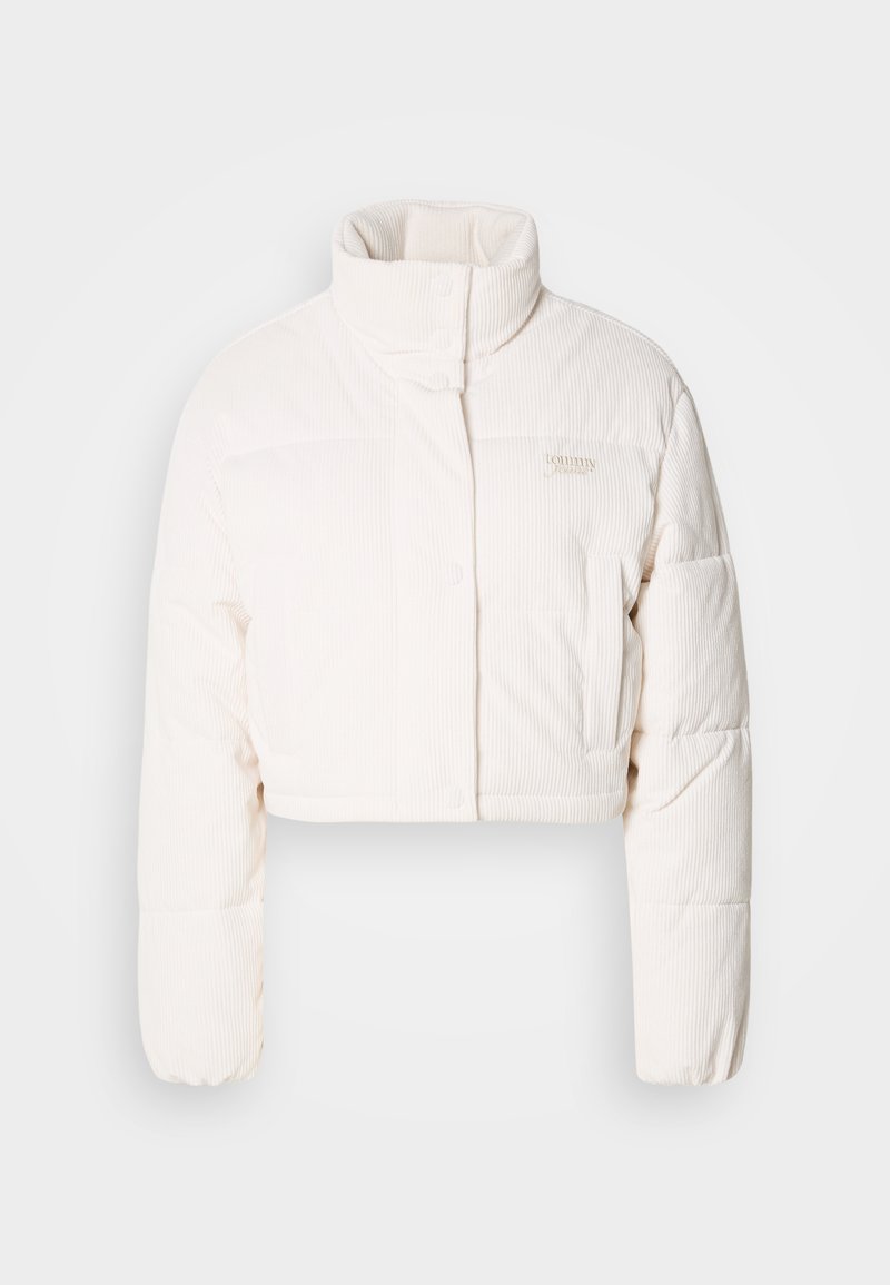 Gekürzte, puffige Jacke aus off-weißem Cord. Verfügt über einen hohen Kragen, Druckknöpfe und dezente Logodetails auf der Brust.