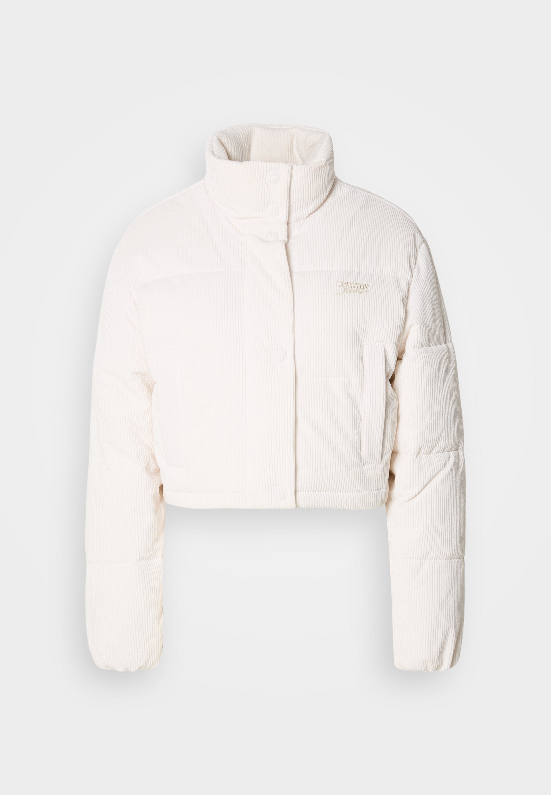 Gekürzte, puffige Jacke aus off-weißem Cord. Verfügt über einen hohen Kragen, Druckknöpfe und dezente Logodetails auf der Brust.