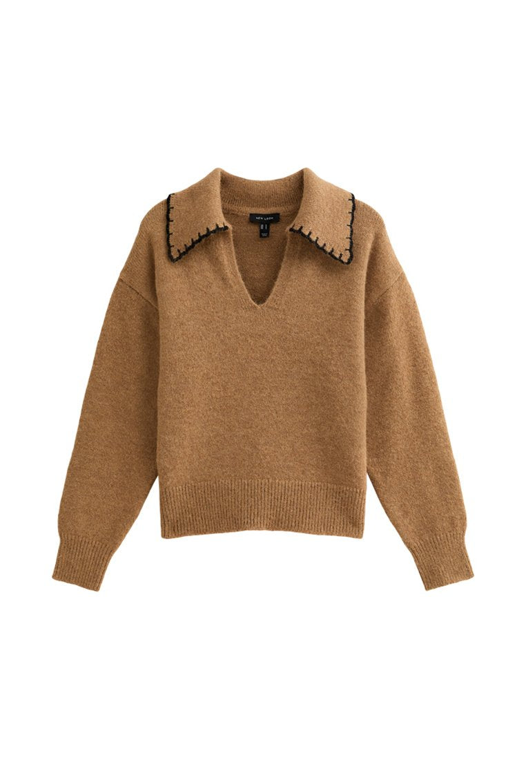 Brauner Langarmpullover mit tiefem V-Ausschnitt und breitem Kragen, der über schwarze gestickte Details verfügt.