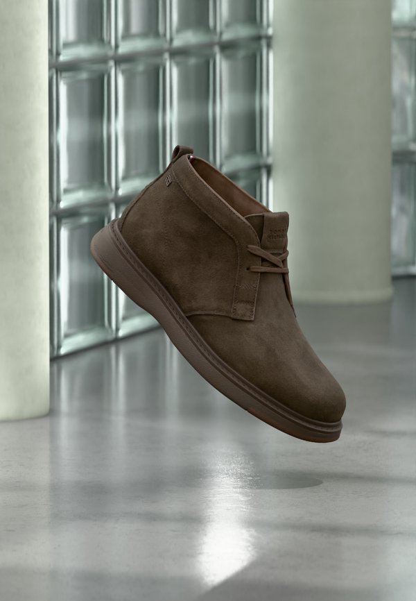 Tommy Hilfiger COMFORT CHUKKA - Lace-up ankle boots - cocoa