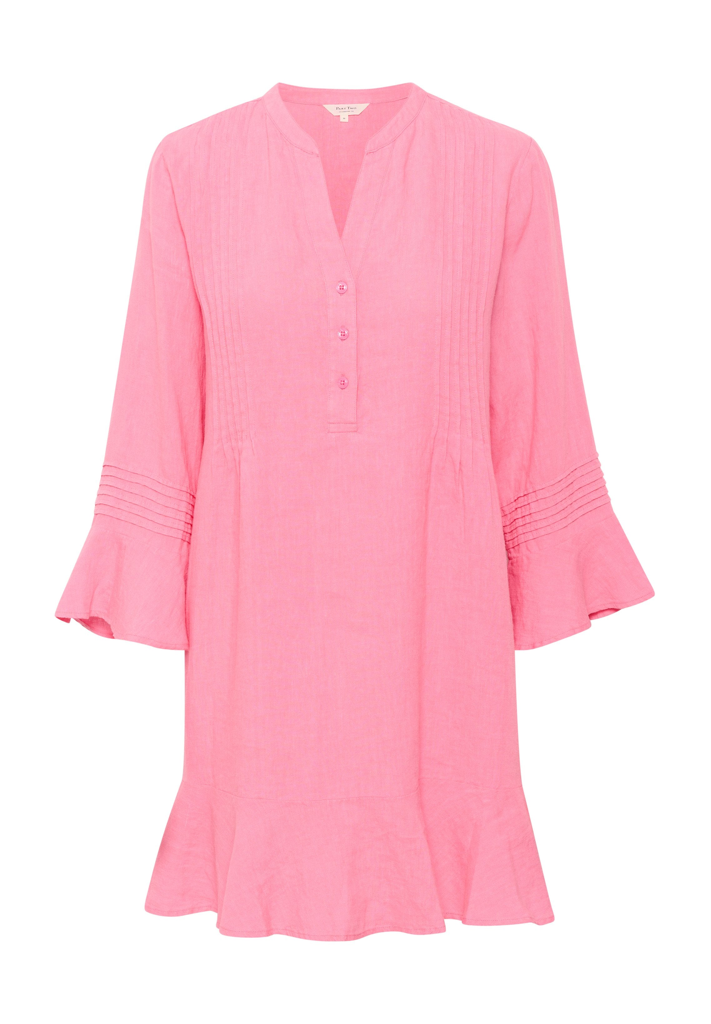 Rosa Leinenkleid mit Stehkragen, sechs Knöpfen und drei Viertel langen, ausgestellten Ärmeln mit horizontalen Falten. Ausgestellter Saum.