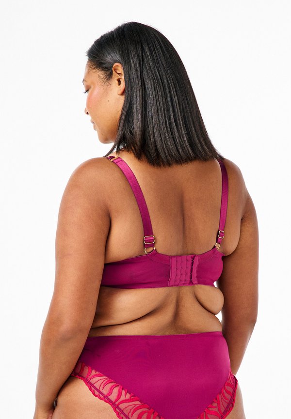 Devoted By Zizzi GEFORMTER MIT STICKEREI