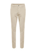 Beige Hosen aus einem strukturierten Stoff. Mit Knopfverschluss, Gürtelschlaufen und einer schmalen Passform mit konisch zulaufenden Beinen.