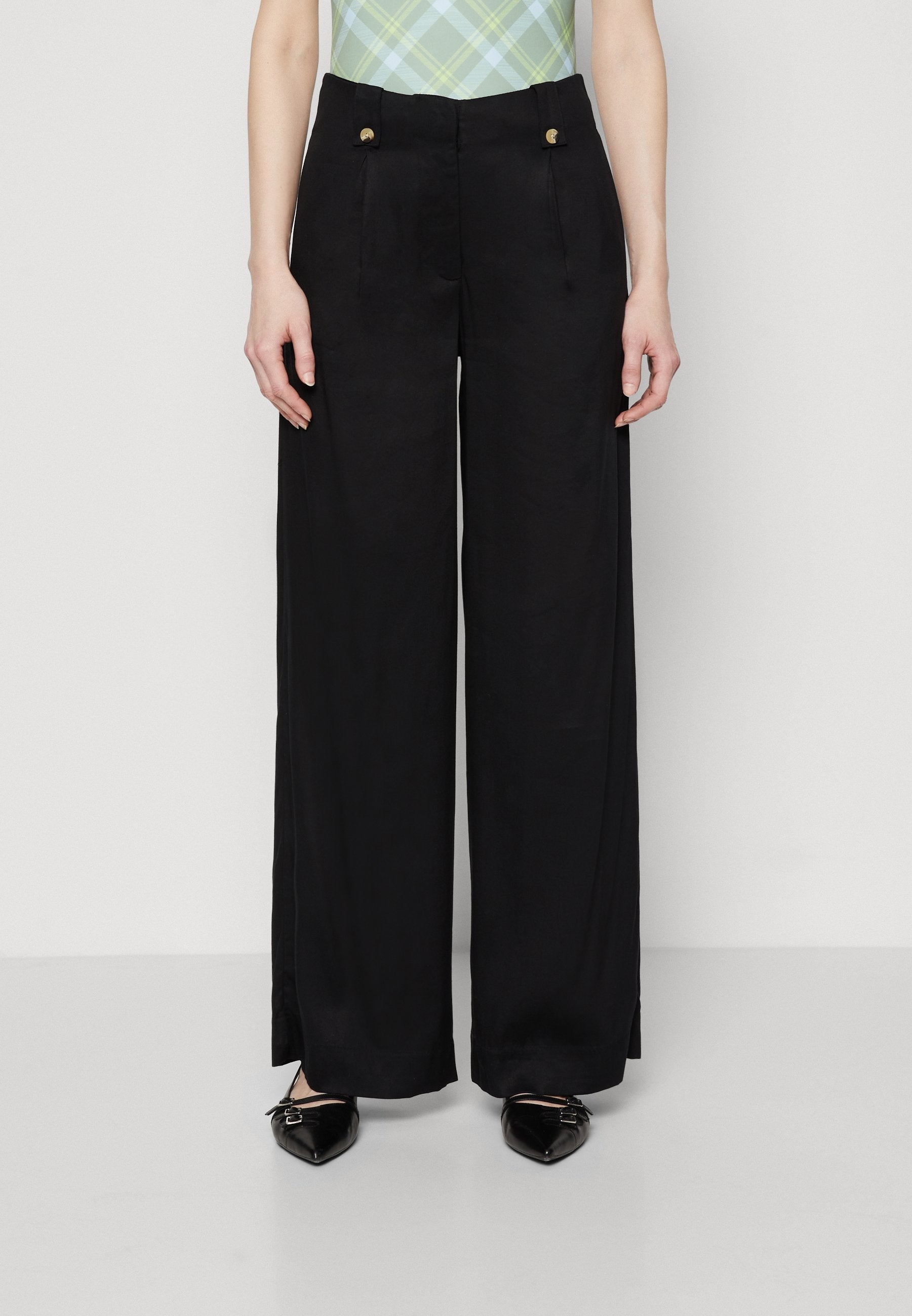 Anna Field Tall