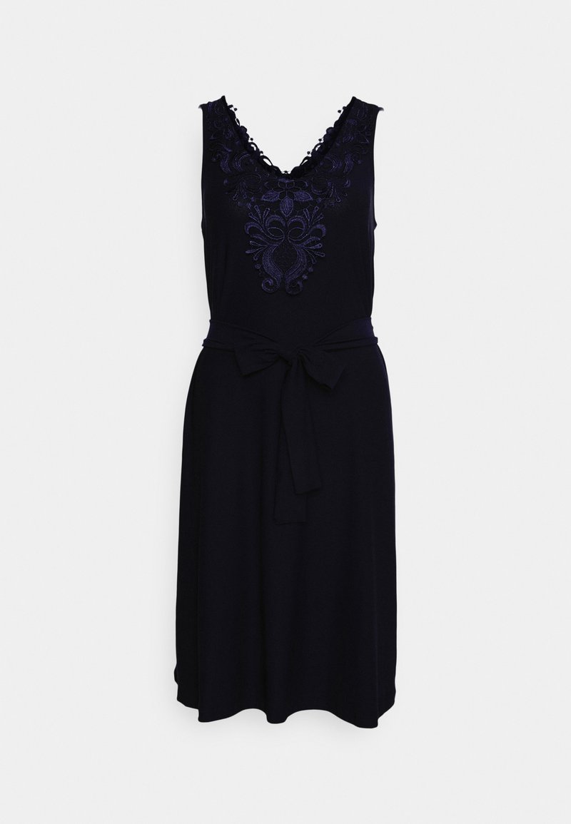 Schwarzes ärmelloses Kleid mit besticktem V-Ausschnitt, Spitzensaum und Bindegürtel in der Taille. Weicher Stoff mit einem fließenden Rock.