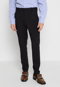 Schwarze Hose mit maßgeschneidertem Schnitt, mit flachem Bund, Gürtelschlaufen und Knopfverschluss. Getragen mit einem blau gestreiften Hemd und braunen Schuhen.