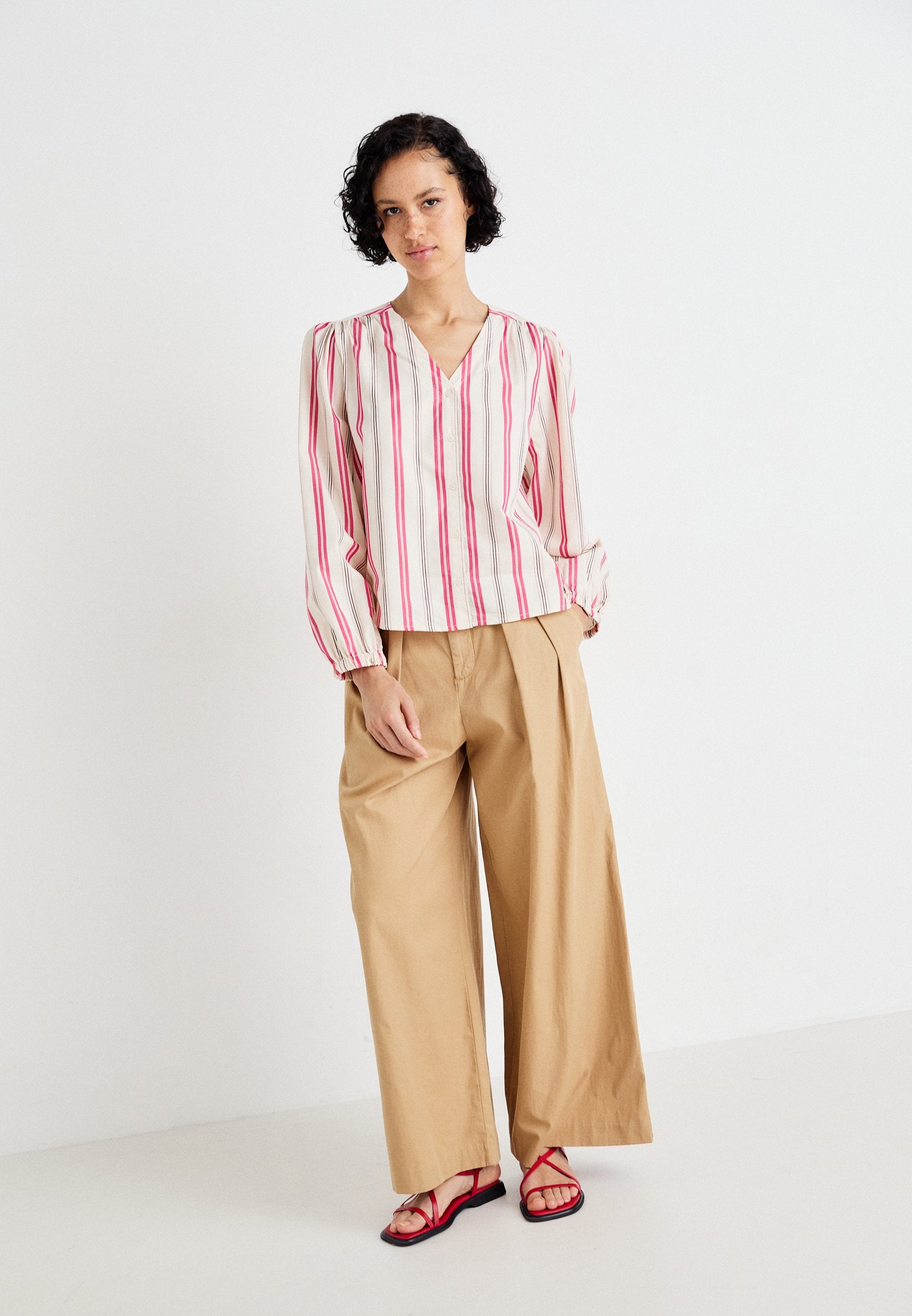 GAP WIDE LEG