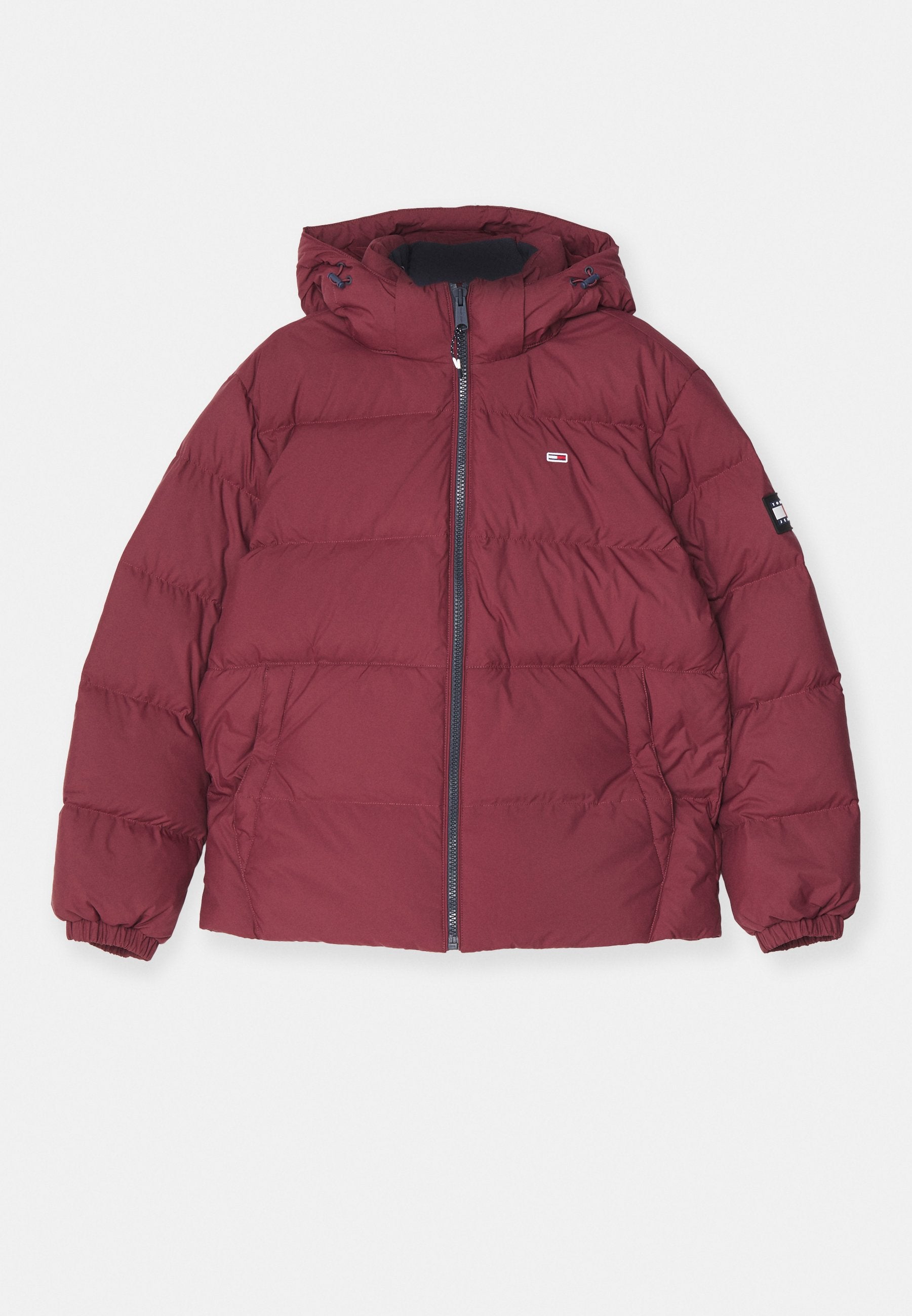 Burgunderfarbene Pufferjacke mit Kapuze, Reißverschluss, elastischen Bündchen und Seitentaschen; verfügt über gestickte Paneele und ein kleines Logo auf der Brust.