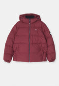 Burgunderfarbene Pufferjacke mit Kapuze, Reißverschluss, elastischen Bündchen und Seitentaschen; verfügt über gestickte Paneele und ein kleines Logo auf der Brust.