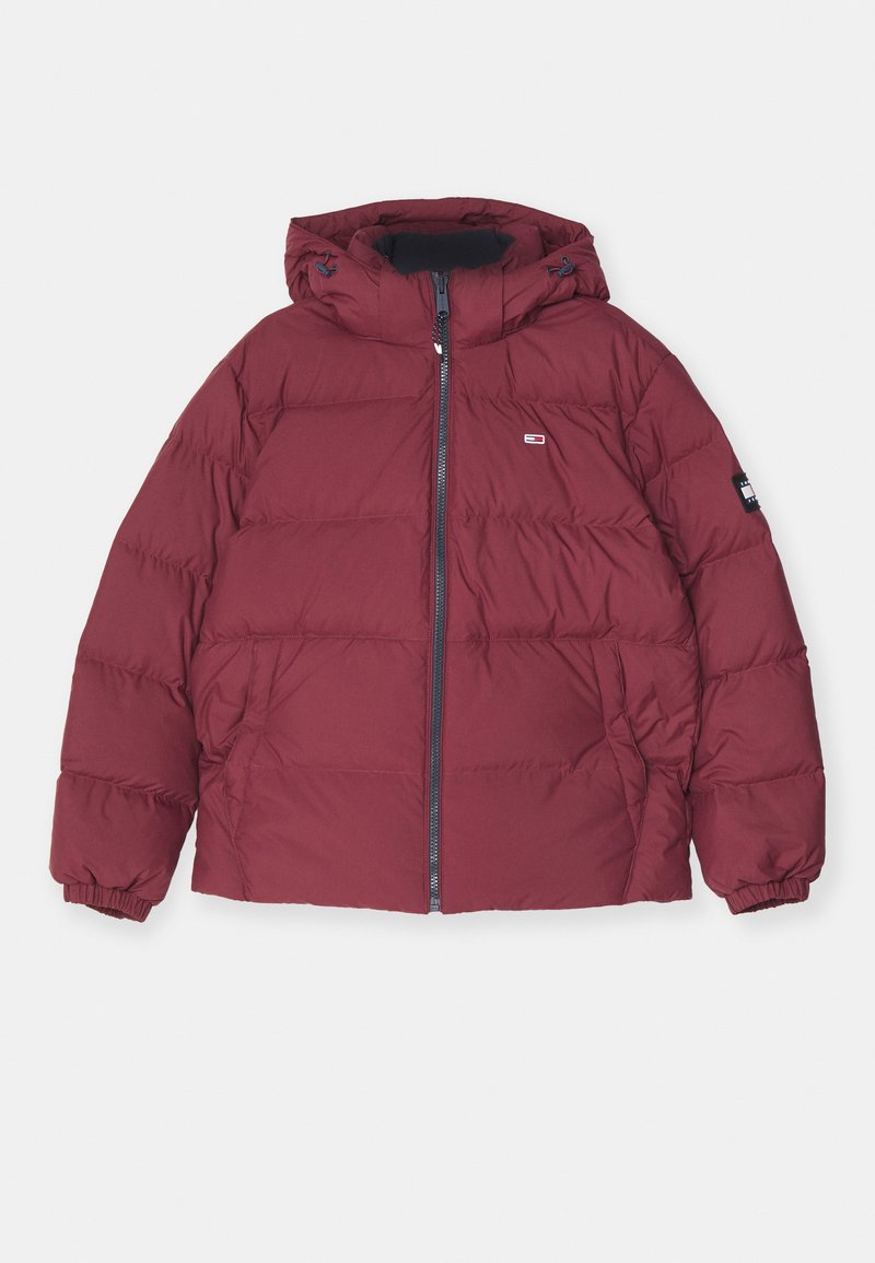 Burgunderfarbene Pufferjacke mit Kapuze, Reißverschluss, elastischen Bündchen und Seitentaschen; verfügt über gestickte Paneele und ein kleines Logo auf der Brust.