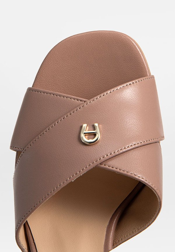 AIGNER COURTNEY
