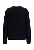Marineblauer Strickpullover mit Rundhalsausschnitt, langen Ärmeln und einer Brusttasche, die mit einem kleinen Logopatch versehen ist. Glatte Textur und reguläre Passform.