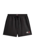 Schwarze lässige Shorts mit elastischem Bund und Kordelzug, seitlichen Taschen und weiß-rotem Tommy Jeans Logo am linken Bein.