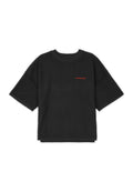 Schwarzes, übergroßes T-Shirt aus weicher Baumwolle, mit kurzen Ärmeln, rundem Halsausschnitt und einem kontrastierenden roten Logo auf der Vorderseite.