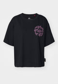 Schwarzes oversized T-Shirt aus Baumwolle mit einem großen lila kreisförmigen Grafiktext "alpha industries" auf der Vorderseite, kurzärmlig.
