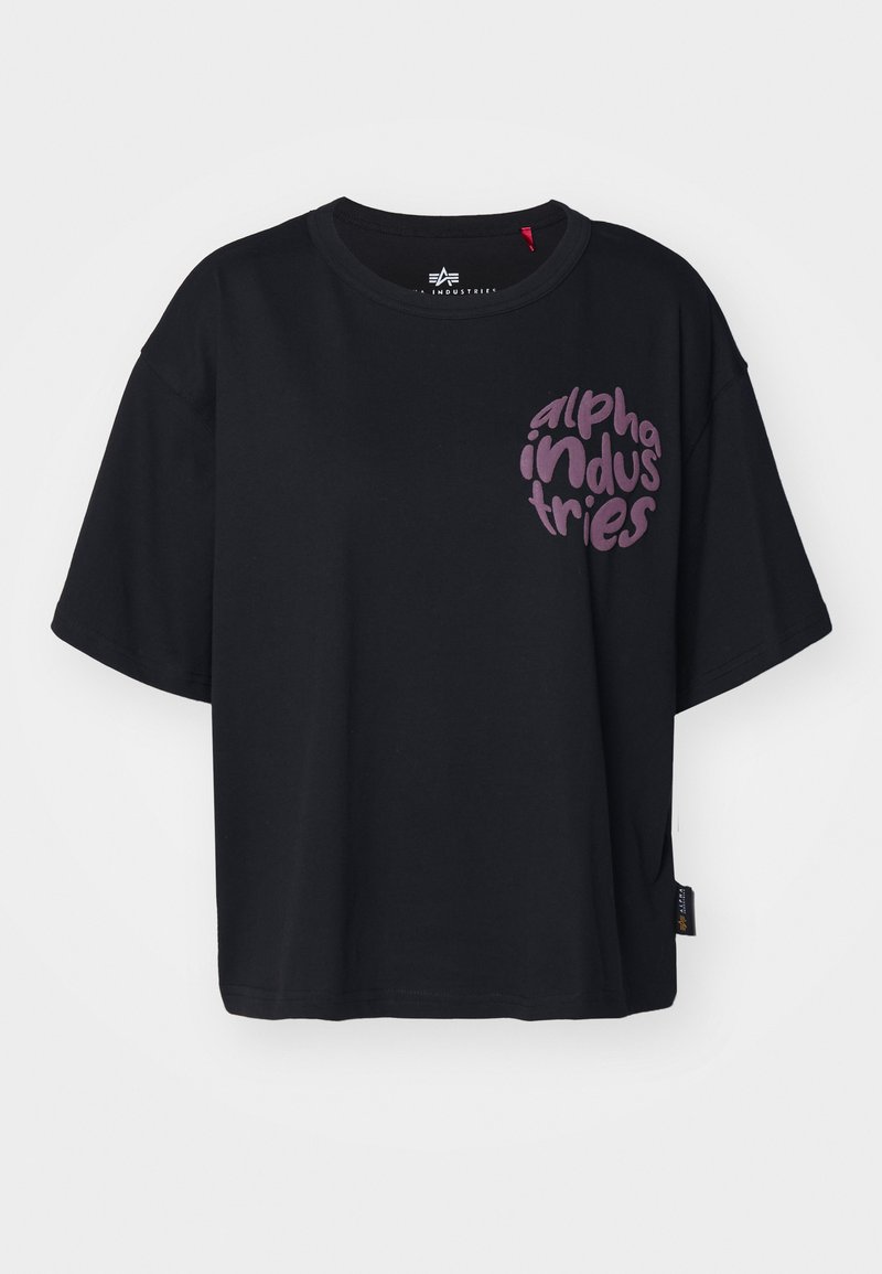 Schwarzes oversized T-Shirt aus Baumwolle mit einem großen lila kreisförmigen Grafiktext "alpha industries" auf der Vorderseite, kurzärmlig.