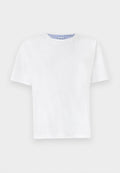 Weißes Baumwoll-T-Shirt mit Rundhalsausschnitt. Hat kurze Ärmel und ein blau gestreiftes Detail am inneren Halsausschnitt. Weicher Stoff, normale Passform.