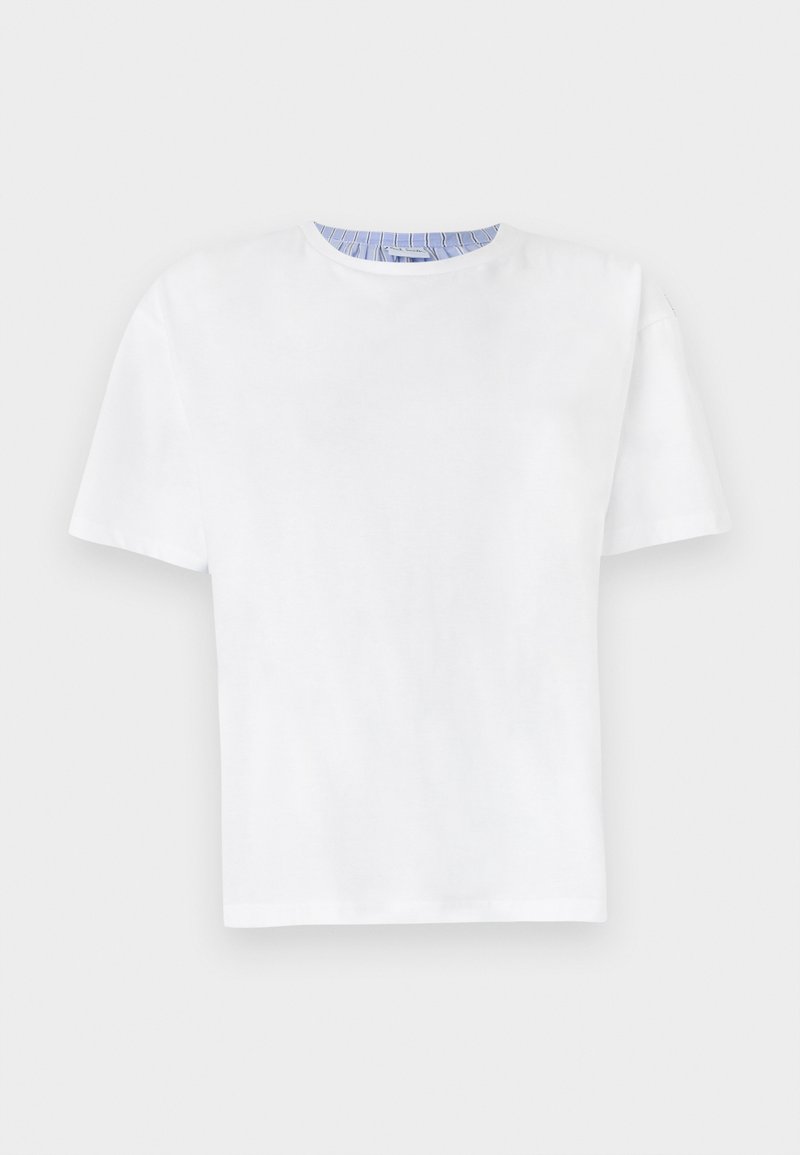 Weißes Baumwoll-T-Shirt mit Rundhalsausschnitt. Hat kurze Ärmel und ein blau gestreiftes Detail am inneren Halsausschnitt. Weicher Stoff, normale Passform.
