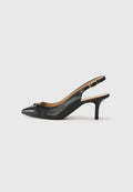 Schwarze Slingback-Pumpe mit spitzem Zehenbereich, aus glattem Leder gefertigt. Verfügt über einen kleinen goldenen Akzent und einen dünnen Stiletto-Absatz.