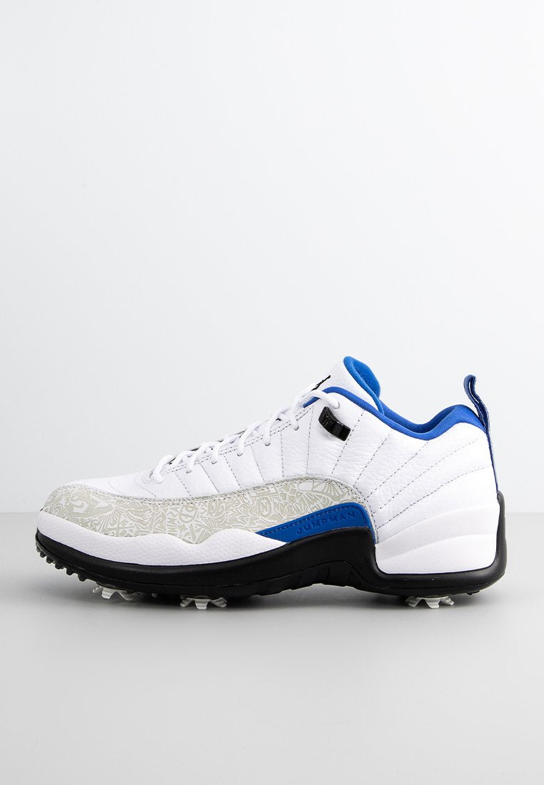 Weißer Sportschuh mit einem strukturierten hellgrauen Seitenpaneel, blauen Akzenten und einer schwarzen Sohle mit Traktionsnoppen. Detaillierte Nähte im Obermaterial.
