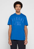 Blaues Baumwoll-T-Shirt mit rundem Ausschnitt und kurzen Ärmeln, mit einem großen, im Siebdruckverfahren aufgebrachten Logo in dunklerem Blau mit der Aufschrift "DIESEL ONLY TH BRA".