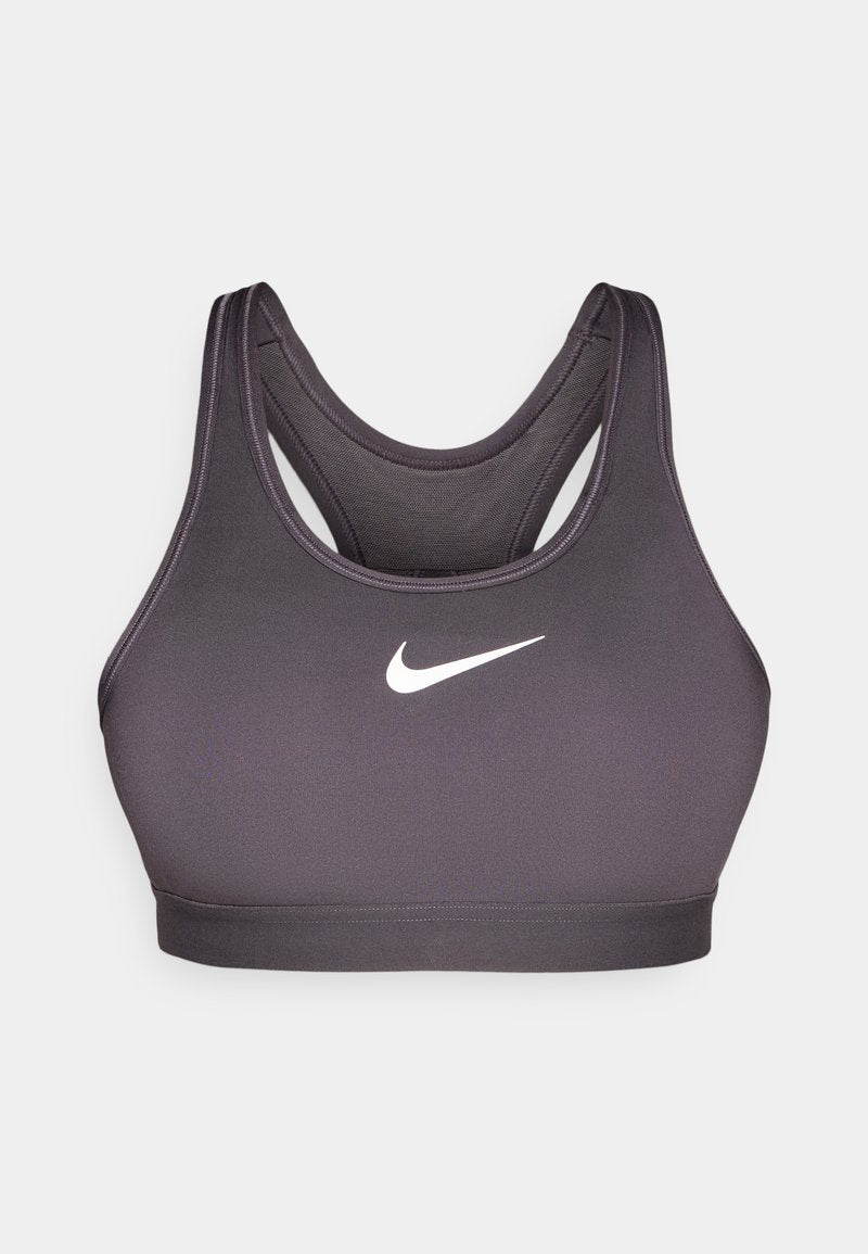 Grauer Sport-BH mit Racerback-Design, aus dehnbarem Material, mit einem weißen Nike-Logo auf der Vorderseite und ohne sichtbare Befestigungen.