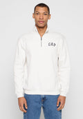 Weißes Sweatshirt mit Reißverschluss am Kragen und navyfarbenem "GAP"-Logo auf der Brust, aus weichem Stoff, mit gerippten Bündchen und Saum, getragen zu blauen Jeans.