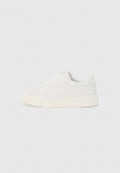 Niedriger weißer Ledersneaker mit weißen Schnürsenkeln und off-white Gummisohle, von der Außenseite auf hellem Hintergrund gezeigt.