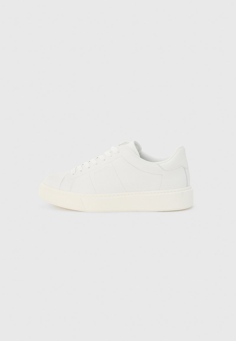 Niedriger weißer Ledersneaker mit weißen Schnürsenkeln und off-white Gummisohle, von der Außenseite auf hellem Hintergrund gezeigt.