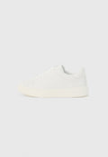 Niedriger weißer Ledersneaker mit weißen Schnürsenkeln und off-white Gummisohle, von der Außenseite auf hellem Hintergrund gezeigt.