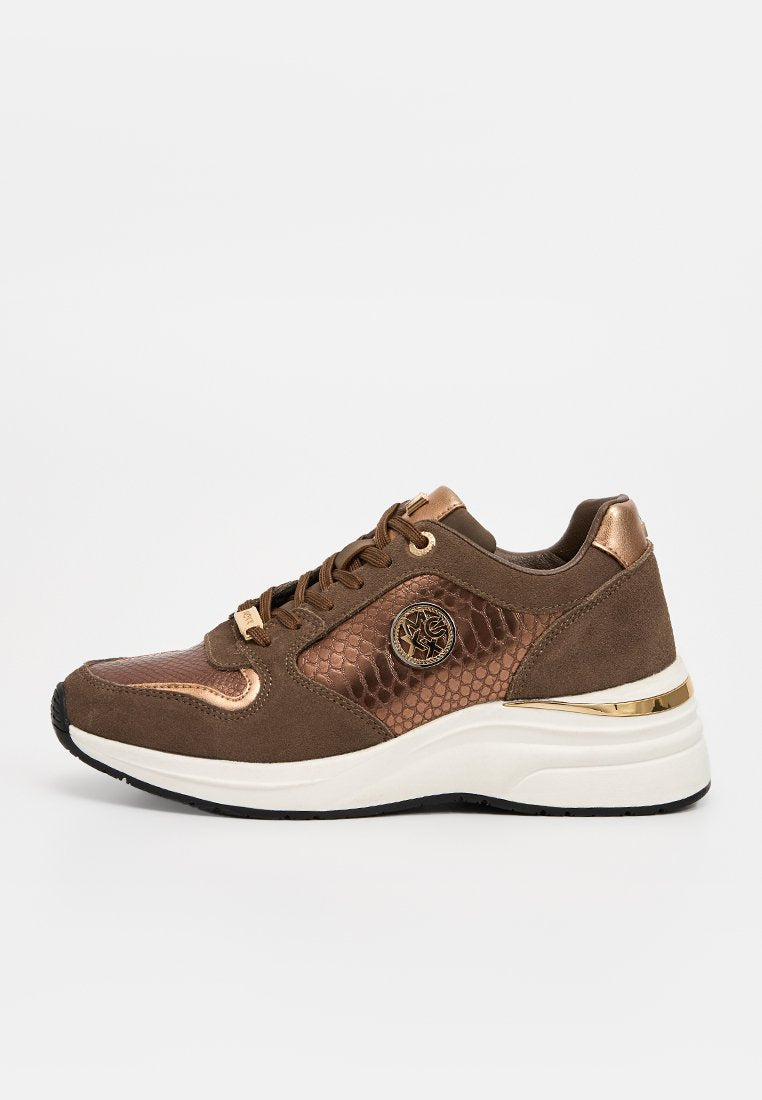 Braune Sneaker mit Wildleder- und glänzenden Schlangenmuster-Akzenten. Verfügt über goldene Hardware und eine weiße Sohle mit leichter Erhöhung. Langlebiges Design.
