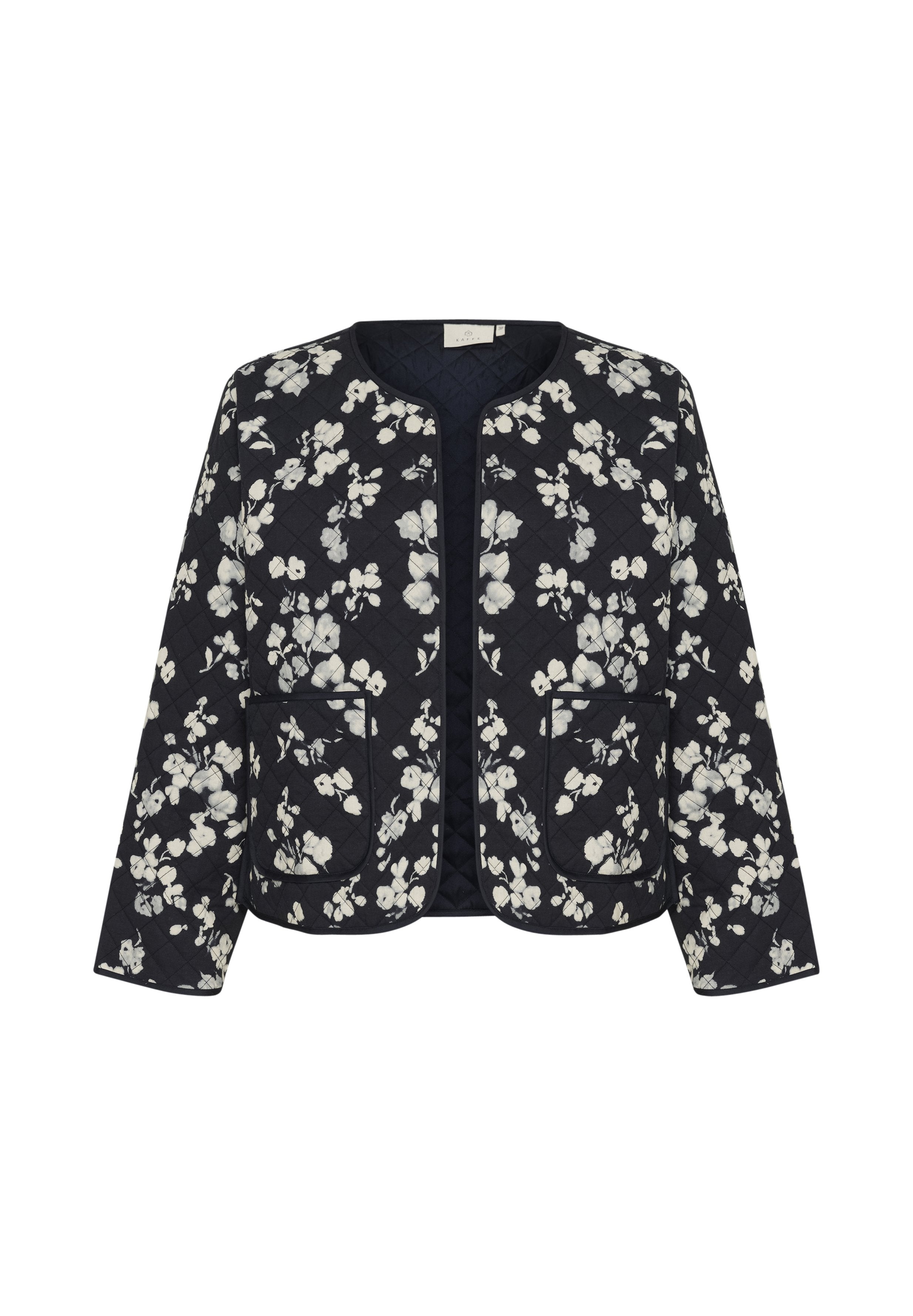 Gepolsterte dunkelmarineblaue Jacke mit weißem Blumenmuster, runder Halsausschnitt, zwei Vordertaschen und langen Ärmeln. Strukturierter Stoff hebt das Design hervor.