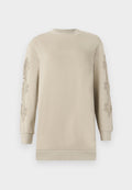 Beiger Sweatshirt mit langen Ärmeln, Rundhalsausschnitt und Spitzenakzenten an beiden Ärmeln. Weicher Stoff und lockere Passform.