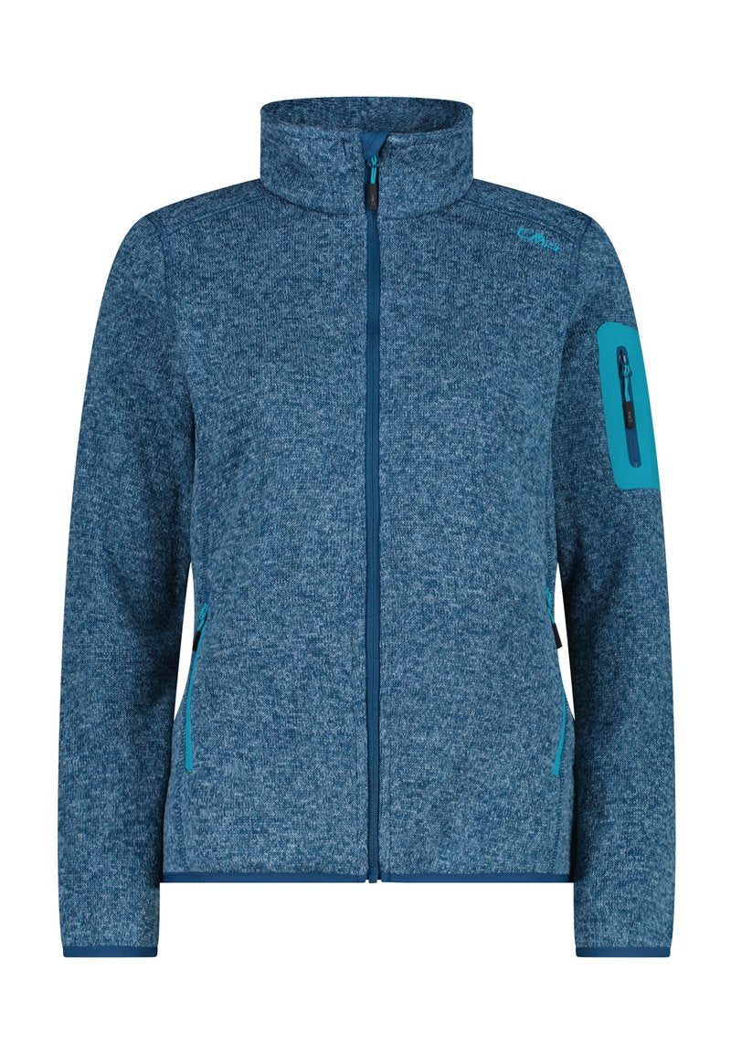 Blau gestrickte Jacke mit durchgehendem Reißverschluss, hohem Kragen, seitlichen Reißverschlusstaschen, einer Reißverschlusstasche am Arm mit türkisfarbener Einfassung und einem dezenten Logo auf der Brust.