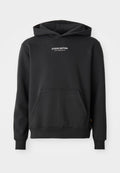 Schwarze Kapuzenjacke aus weichem Material, mit einer Fronttasche, Kordelzug-Kapuze und weißem "STUDIO EDITION"-Text auf der Brust.