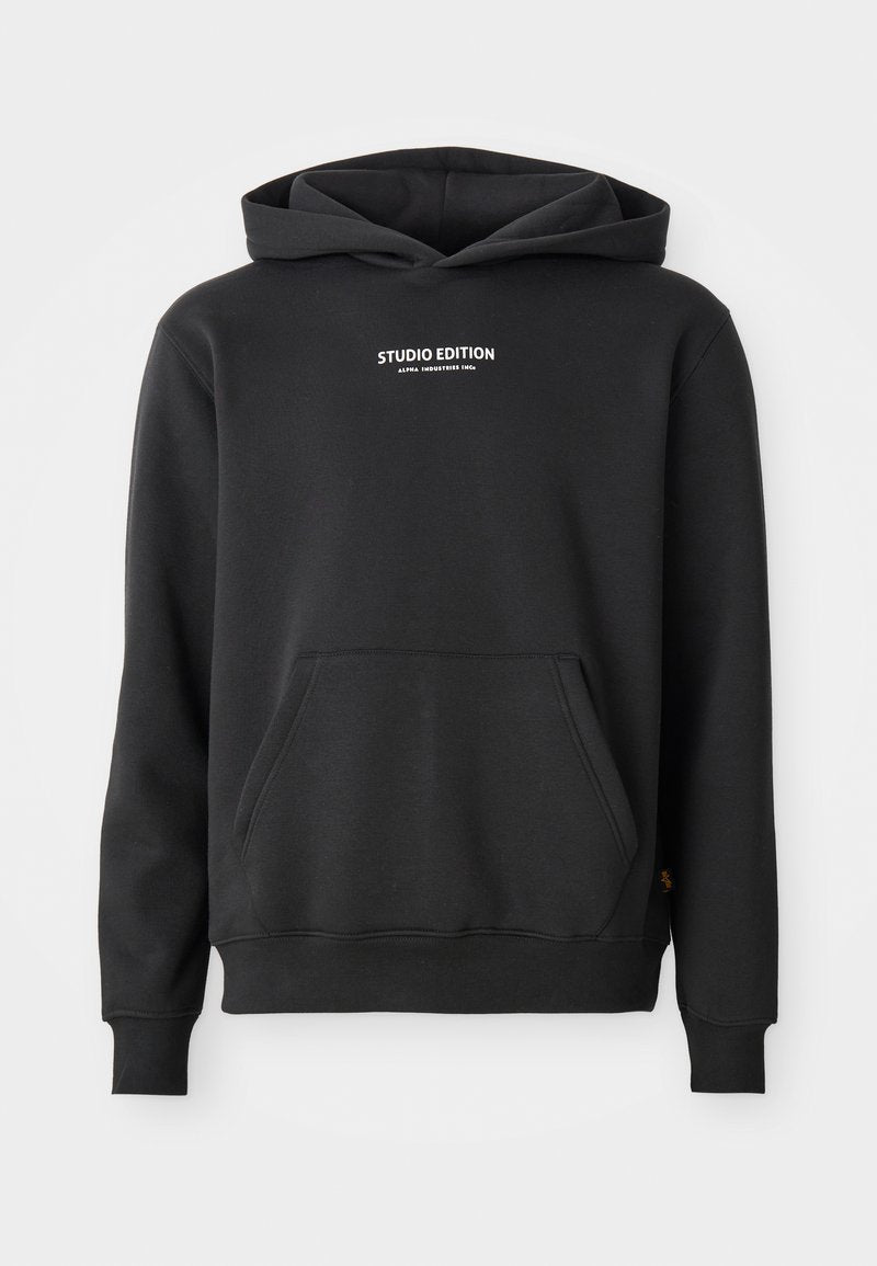 Schwarze Kapuzenjacke aus weichem Material, mit einer Fronttasche, Kordelzug-Kapuze und weißem "STUDIO EDITION"-Text auf der Brust.