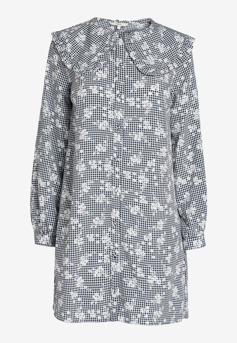 Langärmliges Kleid in navyblau und weißem Karomuster, mit Rüschenausschnitt und floralen Akzenten, aus leichtem Stoff gefertigt.