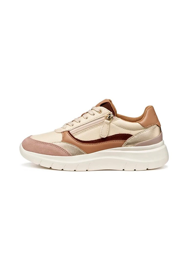 Sneaker mit einer beige-braunen Farbgebung, aus Leder- und Textilmaterialien, mit abgerundetem Zehenbereich und einer klobigen weißen Sohle.