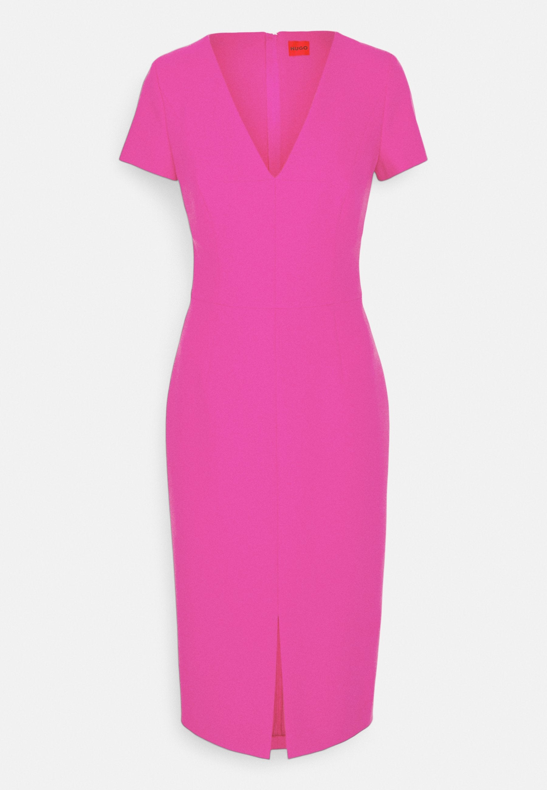 Figurbetontes Kleid aus leuchtend pinkem Stoff, mit kurzen Ärmeln, einem tiefen V-Ausschnitt und einem Schlitz vorne für bessere Beweglichkeit.